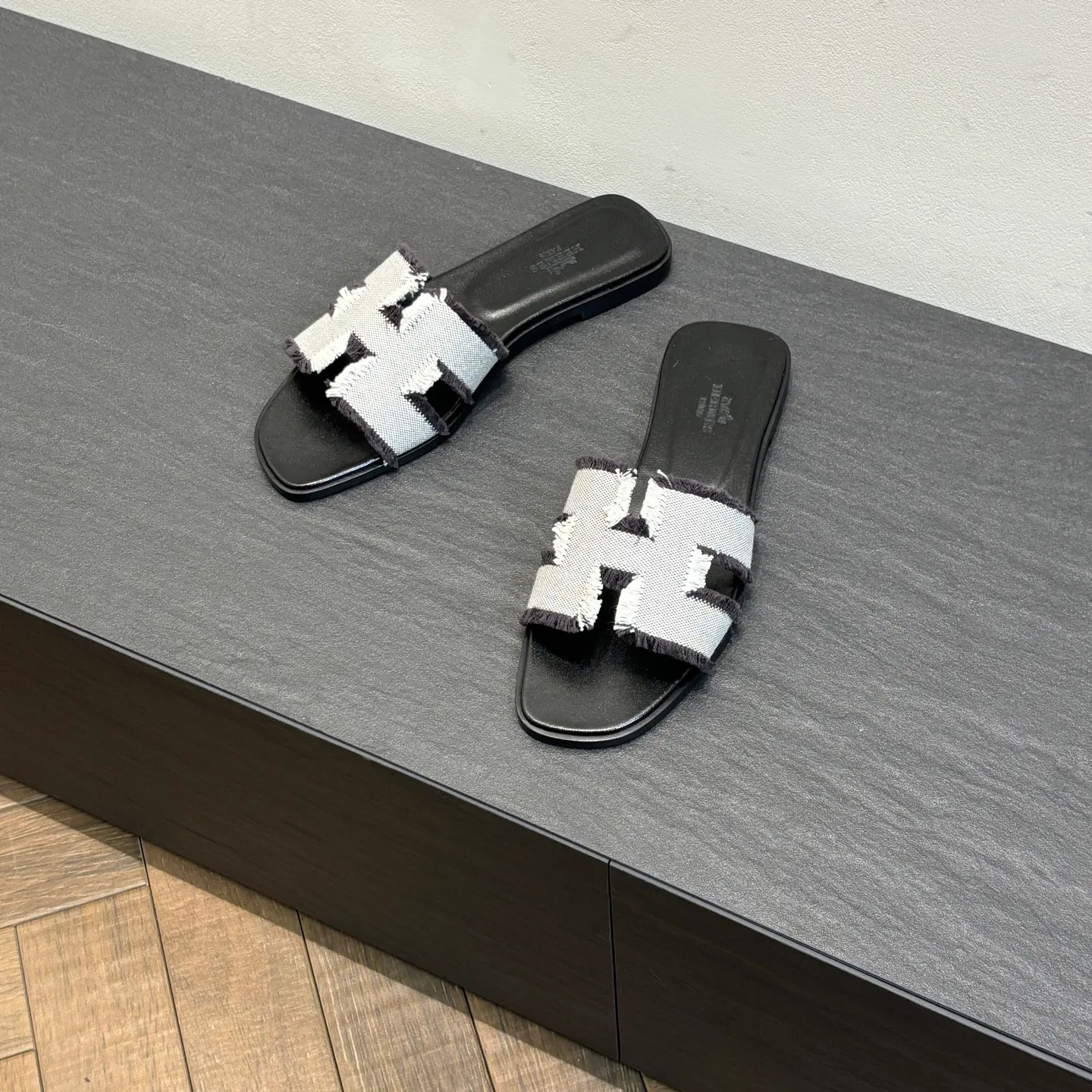👟👟Ex-factory price 480👟👟 Brand💗: The latest color series from HERMES official website Code number💗: 35-40 full size (34 41 42 customized, non-refundable and non-exchangeable) Upper material💗: Classic plain calfskin Sole material💗: Zero-crack genuine leather mid-sole👑👑👑 Fully dyed HERMES Plain calfskin sandals, a historical representative work, the timeless classic H sandals, suitable for home and travel, this shoe is the finishing touch of your wardrobe, it looks great on the feet💃🏻💃🏻💃🏻